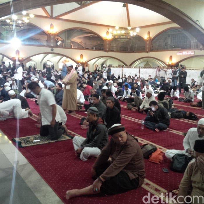Massa Berdatangan ke Masjid Pusdai Bandung untuk Salat Subuh