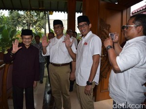 Anies-Sandi Kunjungi BJ Habibie di Kediamannya