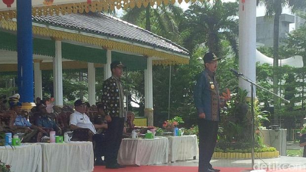  Gubernur Sumatera Utara, Tengku Erry Nuradi memimpin apel gelar pasukan pengamanan perayaan tahun baru Imlek di Lapangan Merdeka Medan, Kamis (26/1/2017)