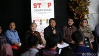 Arief menyampaikan rasa prihatin dan menyesalkan hal tersebut. Apalagi tangkap tangan terjadi saat MK tengah berusaha membangun sistem untuk menjaga kehormatan hakim.