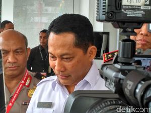 Jenguk Julia Perez di RSCM, Buwas Beri Dukungan Moril