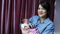 Kebahagiaan pasangan Alice dan Alvin Yudhapatria kini semakin lengkap berkat hadirnya bayi perempuan cantik di tengah-tengah mereka. Pool/Palevi S/detikFoto.