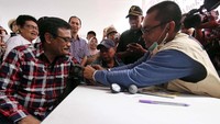 Djarot memeriksakan kesehatannya. Pool/Timses Ahok-Djarot