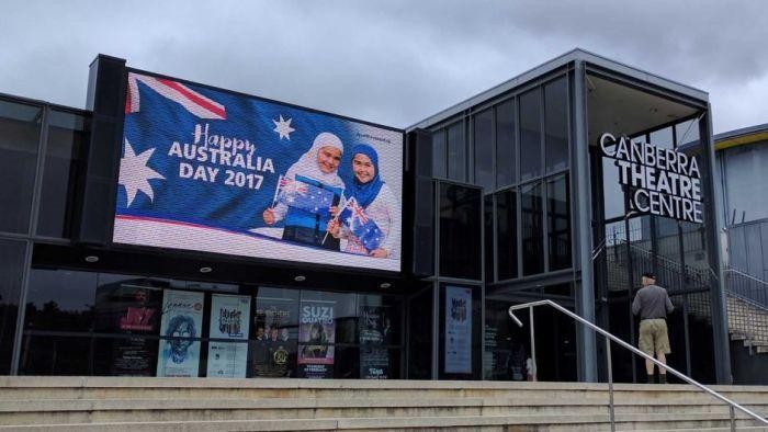 Reklame Gadis Berhijab Picu Ancaman Bom Terhadap Teater Canberra