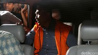 Tidak ada keterangan apa pun yang diucapkan oleh Samsu Umar. Dia langsung dibawa dengan mobil menuju ruang tahanan KPK.