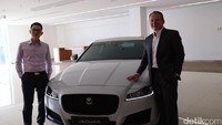 Salah satu distributor mobil-mobil mewah di Indonesia Jaguar Land Rover, PT Wahana Auto Ekamarga mengenalkan produk barunya pada akhir bulan Januari 2017. Produk terbaru tersebut adalah Jaguar New XF 2.0 Black Jack yang merupakan  edisi spesial karena telah mendapat sentuhan baru yang memberikan dampak cukup signifikan terhadap penampilannya yang semakin sporty. Foto: Dina Rayanti