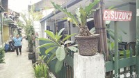 Gang Suzuki. Suzuki tidak mempermasalahkan merek mereka menjadi nama sebuah gang di Bandung. Suzuki memiliki sejarah yang kental dengan Indonesia. Foto: Baban Gandapurnama