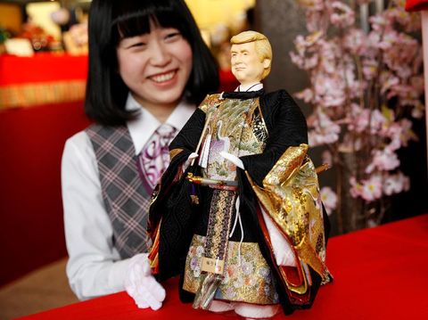 Boneka Donald Trump dipamerkan oleh seorang pegawai Kyugetsu di Tokyo
