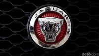 Seperti biasa, logo Jaguar yang khas terpampang di depan.