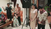 Saat prosesi lamaran, semua keluarga dari kedua belah pihak hadir. Sang kekasih, Axcel pun memberikan beberapa seserahan. Foto: dok pribadi