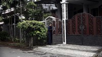 Berdasarkan pantauan, tampak dua laki-laki dan seorang wanita keluar dari rumah tersebut.