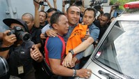 Samsu Umar keluar dengan memakai rompi tahanan KPK. Bupati Buton itu tampak dipeluk kerabatnya saat akan dibawa ke ruang tahanan KPK.
