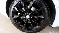 Pelek dengan lapisan warna Gloss Black khas Jaguar membuatnya terlihat sangat sporty.