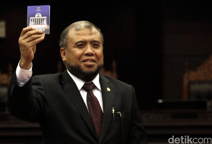 Siapa Wanita yang Temani Patrialis Saat Ditangkap KPK di GI?