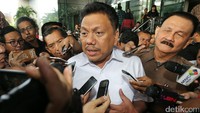Olly keluar gedung KPK usai diperiksa sebagai saksi kasus dugaan korupsi proyek e-KTP dengan tersangka Sugiharto, Kamis (26/1/2017).