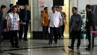 Ketua MK Arief Hidayat didampingi Wakil Ketua MK Anwar Usman dan Sekjen MK keluar dari lift untuk memberikan keterangan pers terkait nasib Patrialis Akbar di MK.