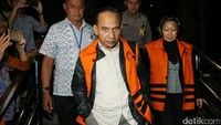 Mantan Wali Kota Cimahi Itoc Tochija bersama istrinya Wali Kota Cimahi nonaktif Atty Suharti Tochija usai menjalani pemeriksaan di Gedung KPK, Jakarta, Jumat (27/1/2017).