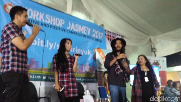 Pendukung Ahok-Djarot Nyanyikan Indonesia Pusaka di Rumah Lembang