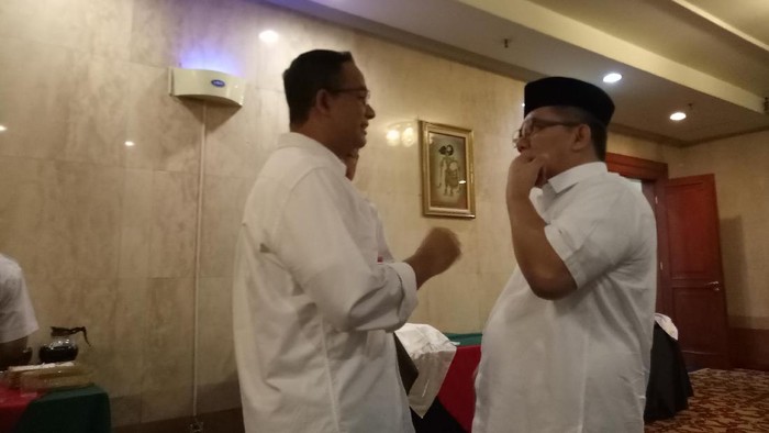 Tiba di Hotel Bidakara, Anies dan Sandi Langsung Temui Relawan