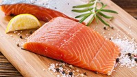 Makan ikan salmon minimal 2 kali seminggu sangat dianjurkan untuk mengurangi risiko pikun. Salmon tinggi kandungan asam lemak omega-3 yang bermanfaat untuk mengurangi peradangan dan penyumbatan plak di pembuluh darah. (Foto: Thinkstock)