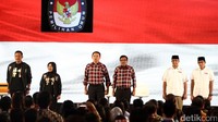 (Ki-ka) Agus Harimurti Yudhoyono, Sylviana Murni, Basuki Tjahaja Purnama (Ahok), Djarot Syaiful Hidayat, Anies Baswedan, dan Sandiaga Uno menyanyikan lagu Indonesia Raya sebelum mengikuti debat Cagub DKI, Jumat (27/1/2017).