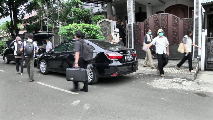 Geledah Rumah Patrialis Akbar, KPK Bawa Boks dan Koper