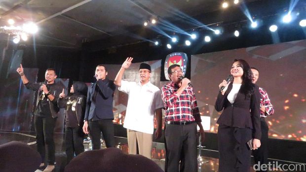Menyanyi usai debat /