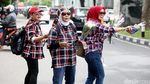Simpatisan Ahok-Djarot Bagikan Bunga di Palmerah