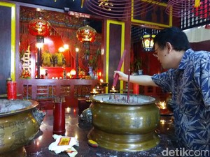 H-1 Imlek, Petugas Vihara Dharma Bhakti Sibuk Tulisi Lilin Umat