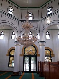 Lampu gantung di tengah masjid (Silvia/detikTravel)
