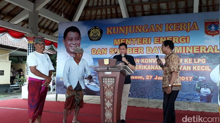 Canda Jonan Saat Tanya Manfaat Konverter Kit ke Nelayan di Bali