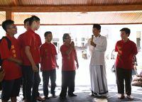 Bupati Dedi bertanya pada pelajar