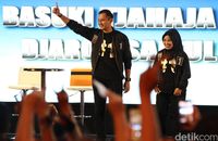 Momen Debat Kedua: Saling 'Serang', Penuh Tawa, Ditutup Selfie