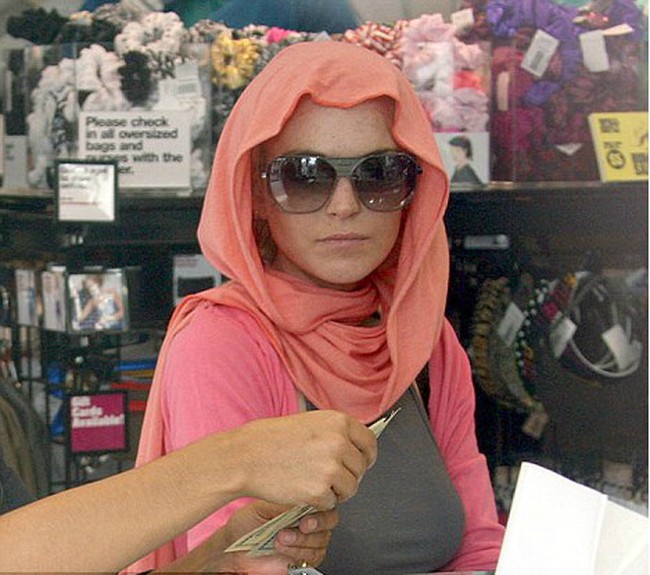 Tahun 2009, Lindsay Lohan juga pernah terlihat memakai scarf panjang berbahan kaos. Ia juga memakai cardigan berwarna merah muda, senada dengan scarf oranye yang ia pakai hari itu. Foto: Ist.