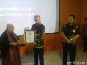 Aktif Twitter-an, Gubernur Ganjar Dapat Rekor MURI