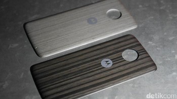 Moto Style Shell sendiri tersedia dalam dua pilihan warna, gelap dan terang. Keduanya mempunyai tekstur layaknya kayu. Foto: detikINET - Anggoro Suryo Jati