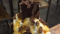 Segarkan tenggorokan dengan Choco Overload. Milkshake cokelat ini diberi aneka topping seperti oatmeal, Oreo mini, tim tam cokelat, dan choco sticks.