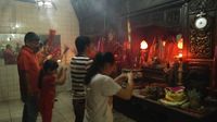 Suasana Sembahyang Malam Imlek di Vihara Tertua di Jakarta