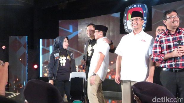 Kemesraan usai debat /