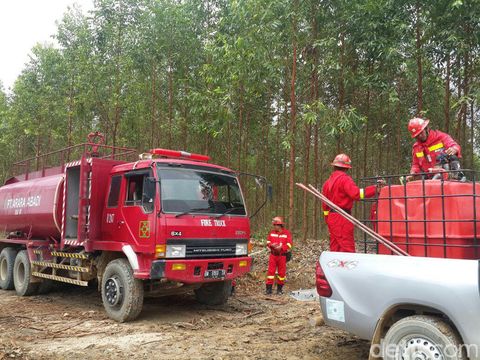 Pasukan pemadam kebakaran hutan milik perusahaan
