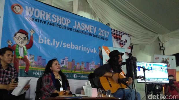 Pendukung Ahok-Djarot Nyanyikan Indonesia Pusaka di Rumah Lembang