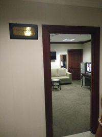 KPK Geledah Ruang Kerja Patrialis dan 2 Hakim Konstitusi Lainnya