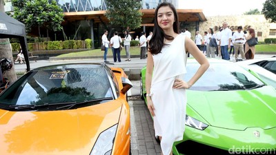 Raline Shah di Antara Dua Mobil Sport, Fokus ke Mana Guys?