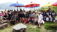 Sejumlah tokoh masyarakat dan adat ikut menghadiri peringatan HUT ke-3 Jojoners di Danau Batur, Bali.
