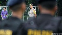 Sejumlah personel gabungan TNI dan Polri tengah melakukan apel kesiapan pengamanan jelang debat cagub DKI Jakarta di kawasan Hotel Bidakara, Jakarta, Jumat (27/1/2017).