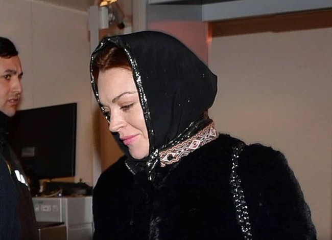 Lindsay Lohan pun pernah tertangkap kamera memakai pashmina berwarna hitam saat berada di Turki. Kabarnya, saat itu ia sedang melakukan perjalanan bisnis di sana. Foto: Dok YouTube (Paparazzis Camera News)