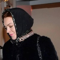Lindsay Lohan pun pernah tertangkap kamera memakai pashmina berwarna hitam saat berada di Turki. Kabarnya, saat itu ia sedang melakukan perjalanan bisnis di sana. Foto: Dok YouTube (Paparazzis Camera News)