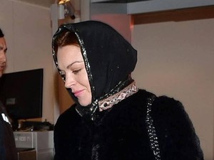 Lindsay Lohan Kerjasama dengan Desainer Hijab Rilis Busana Modest Wear?