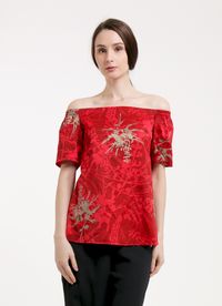 Semarakkan Hari Imlek dengan 5 Atasan Warna Merah