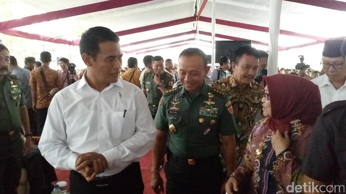 Beri Hadiah Traktor ke Prajurit TNI AD, Mentan: Ayah Saya Kopral